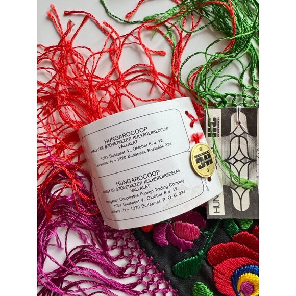 Vintage NWT Hungarian Floral Embroidered Cotton Fringed Table Cloth Placemat - Picture 10 of 11